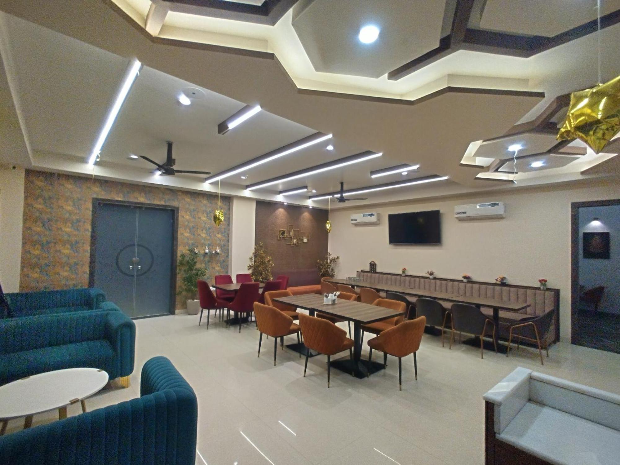 The Imperial Hotel And Convention Centre Kanpur Bagian luar foto