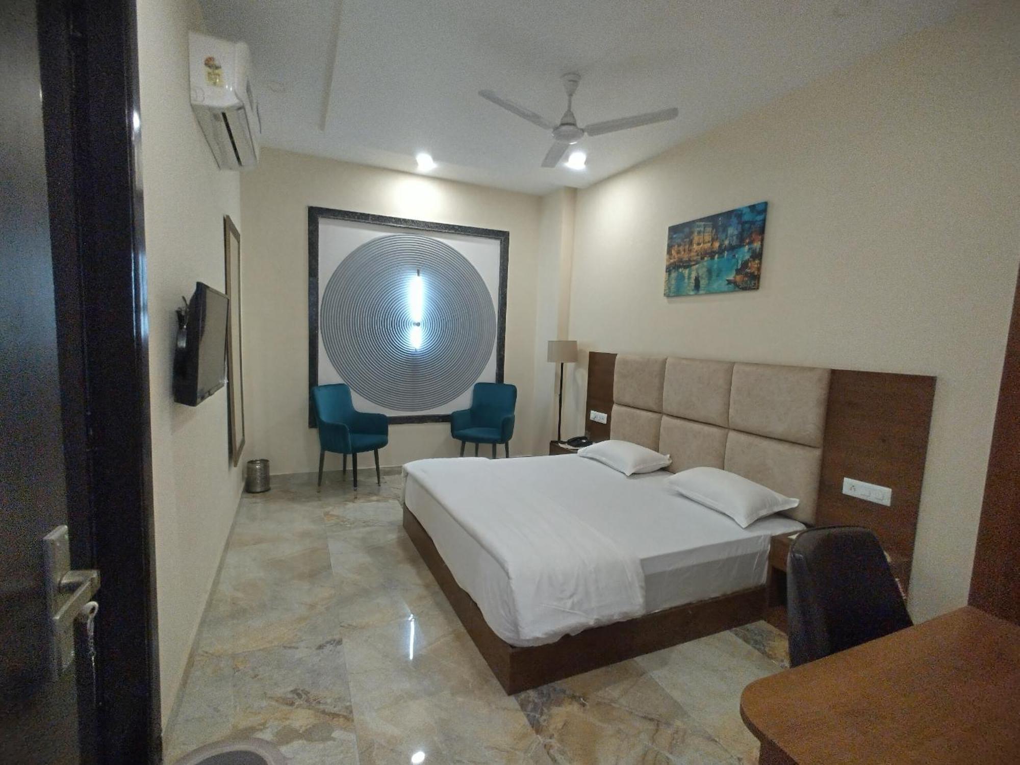The Imperial Hotel And Convention Centre Kanpur Bagian luar foto