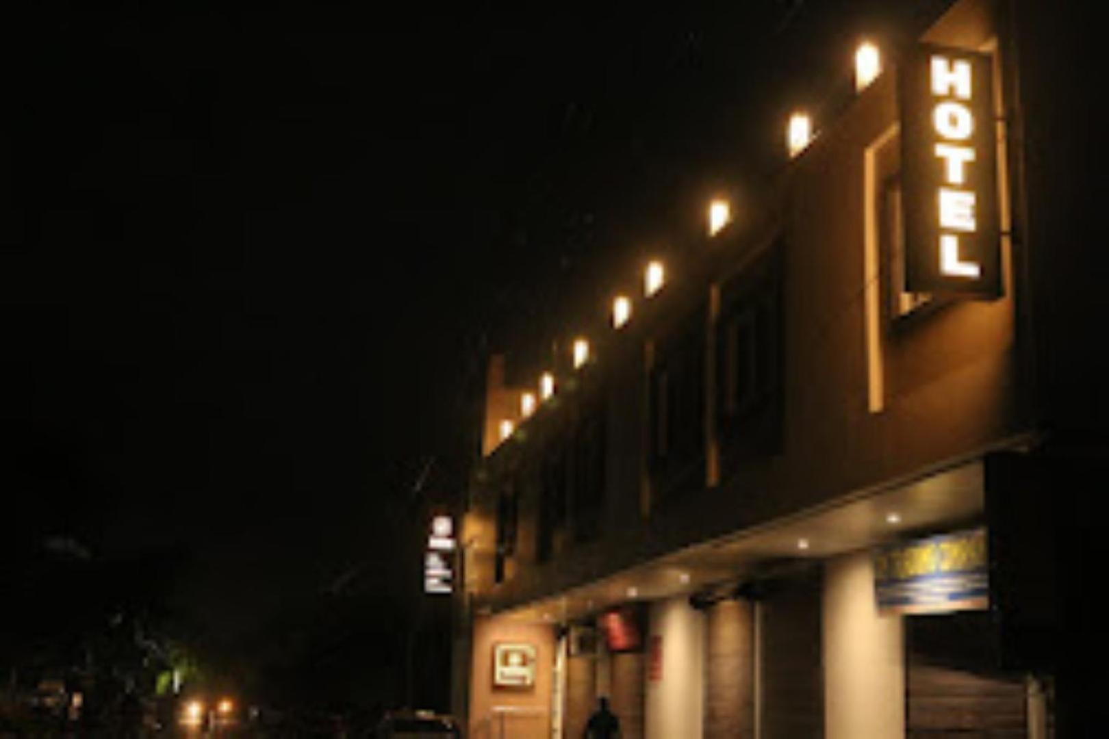 The Imperial Hotel And Convention Centre Kanpur Bagian luar foto